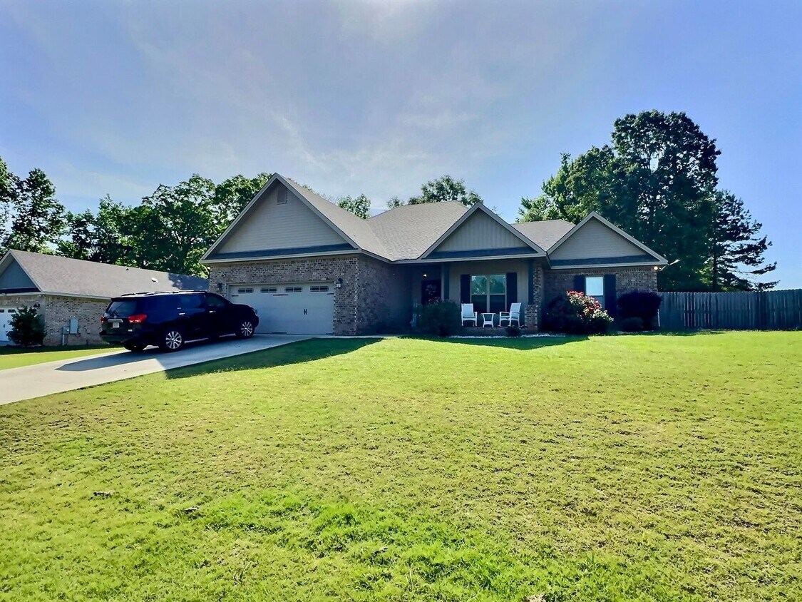 Primary Photo - Pine Level - 4 Bed, 2 Bath, Indoor & Outdo...