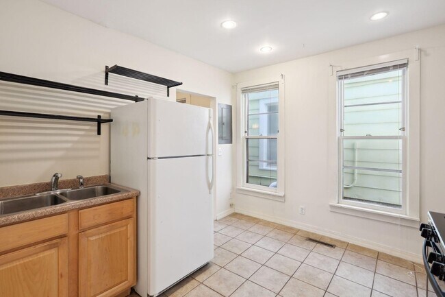 Building Photo - 340 16th Avenue Northeast, Unit 1 (Lower L...