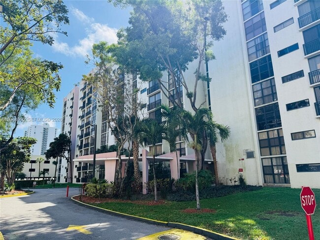 Building Photo - 17011 N Bay Rd