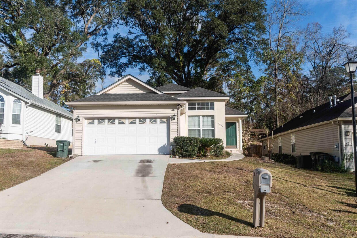 Foto principal - 3825 McFarlane Dr