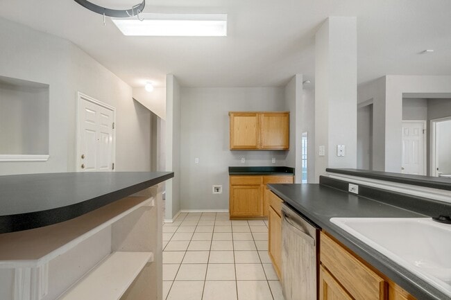 Building Photo - 4 Bedroom, 2.5 Bath Home in Vista Oaks
