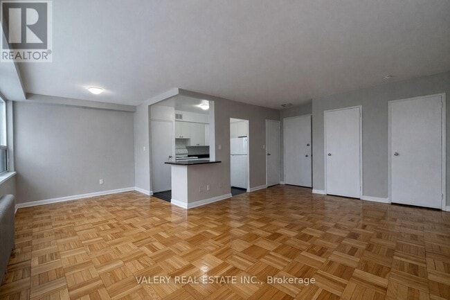 Building Photo - 42 Thorncliffe Park Dr