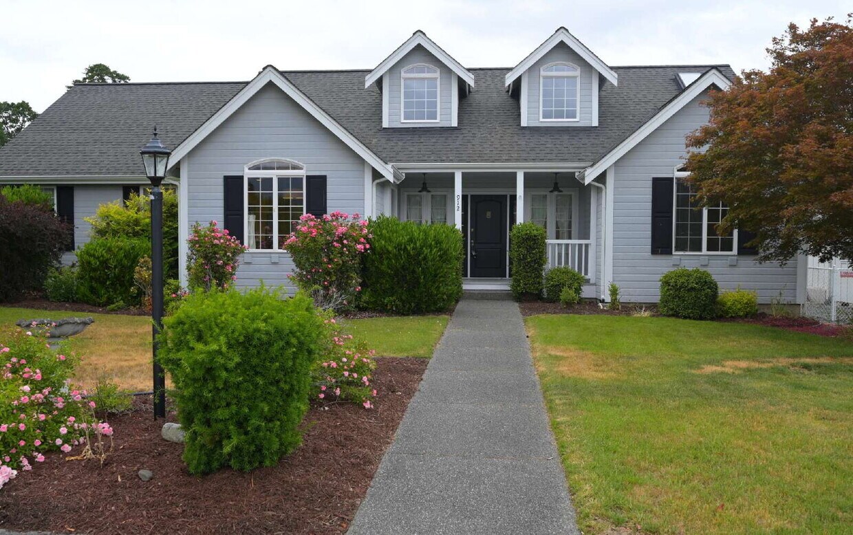 Foto principal - 3 bed 2 bath home near Carrie Blake Park, ...