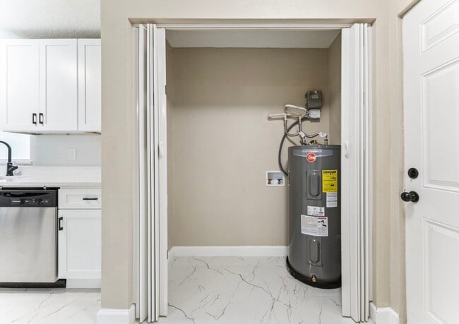 Foto del edificio - 3033 Sutton Dr