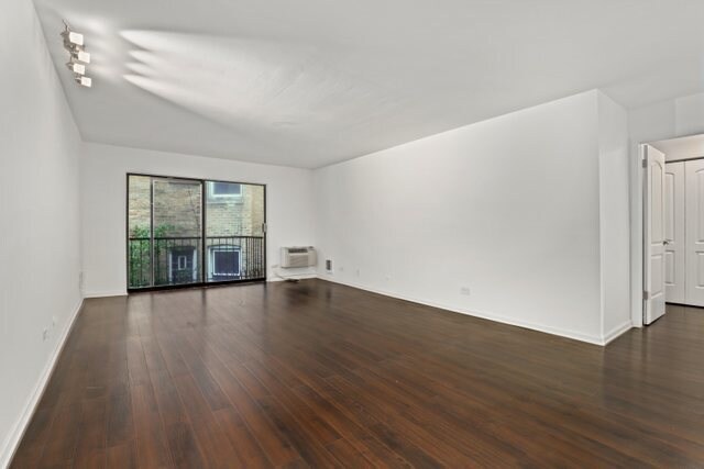 Building Photo - 4334 N Clarendon Ave