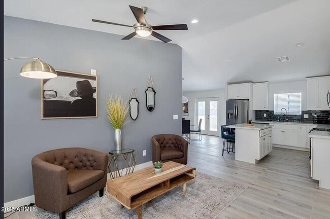 Building Photo - 1101 E Weldon Ave