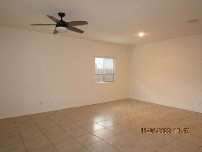 Building Photo - Single Story 4 bedroom with den open layout