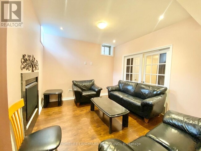 Building Photo - 19 Dunrobin Cres