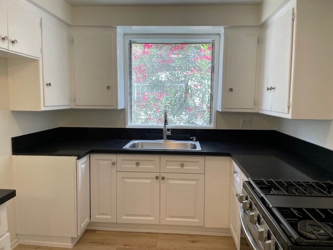 Photo - 1122 S Clark Dr Apartment