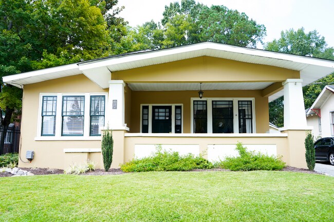 Foto del edificio - Grid House for rent! Half block form campu...