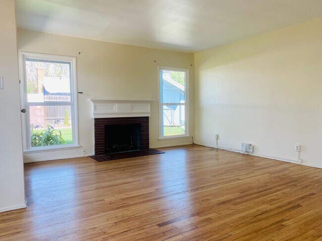Building Photo - East Long Beach Home