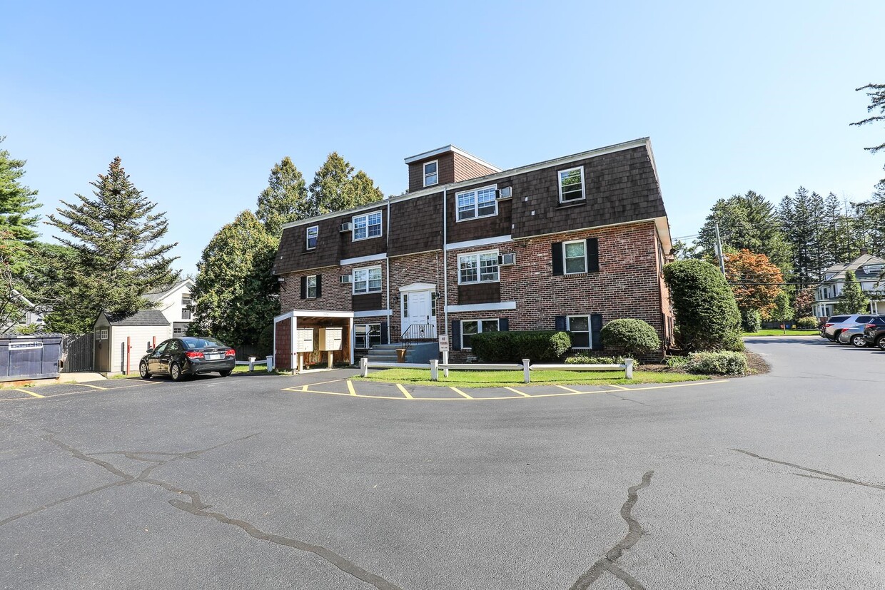 504 River Rd Unit 2B, Manchester, NH 03104 Room for Rent in