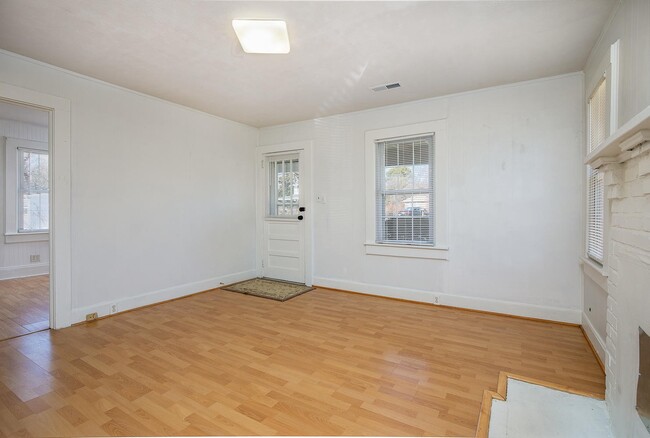 Building Photo - Adorable East Asheville House