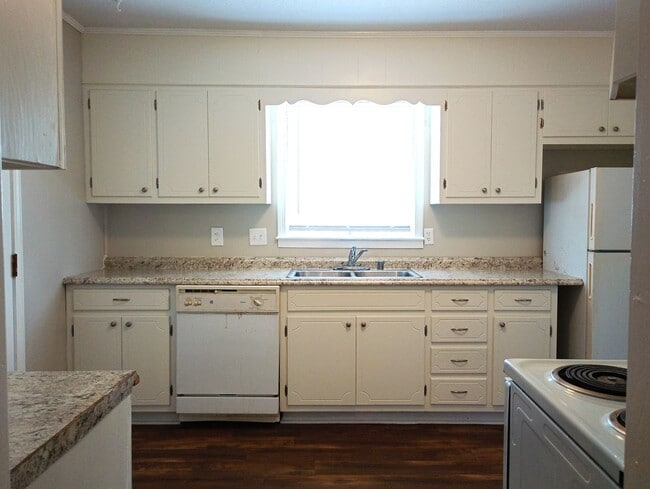 Foto del edificio - 4 Bedroom 3 Bath Coming Available!!