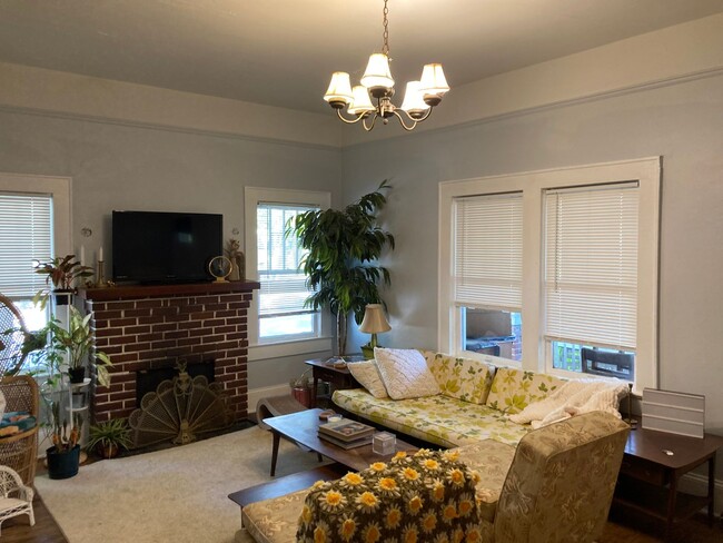 Photo - Spacious 2 Bedroom House Close to Campus!!