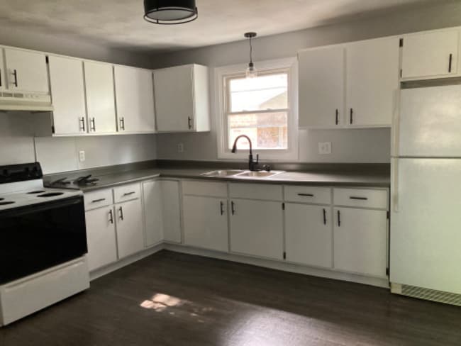 Building Photo - 391 Lynn Dr