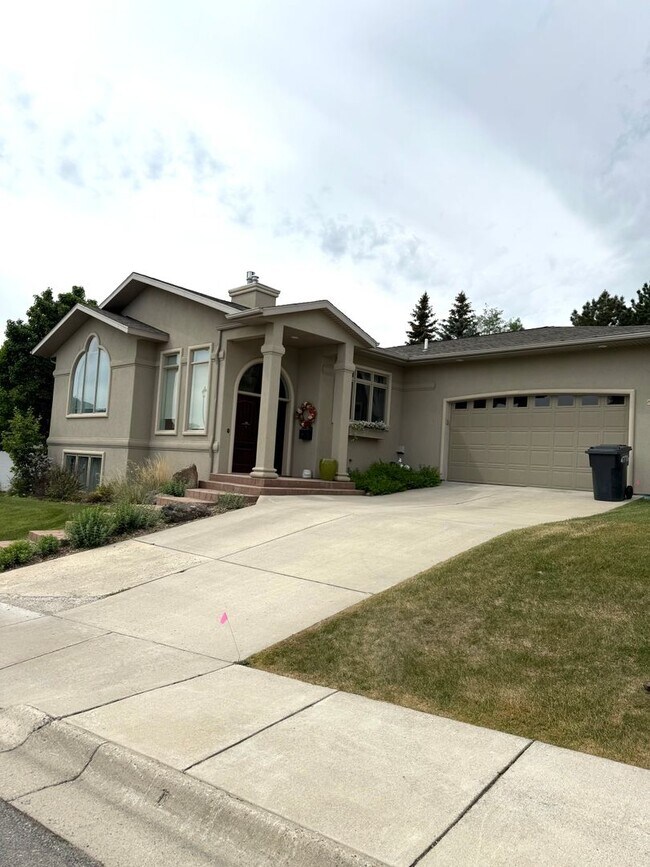 Foto del edificio - Absolutely Beautiful 3 Bed 3 Bath W/ Attac...