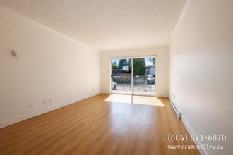 Building Photo - 3035 Clearbrook Rd