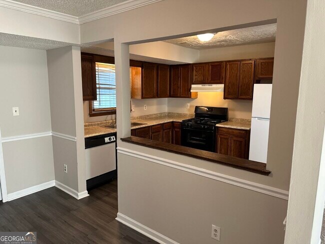 Building Photo - 675 Redland Dr