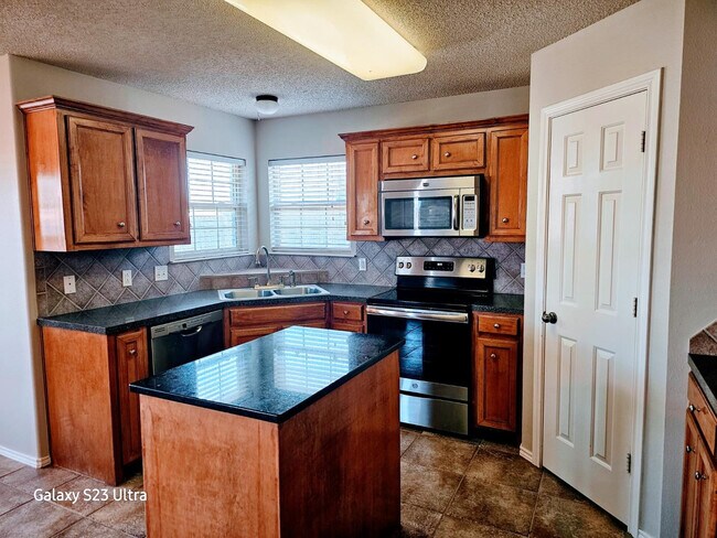 Foto del edificio - 9804 Ironton Ave