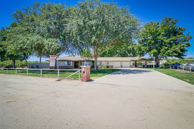Building Photo - Ranch in NW Bakersfield w/Pool!