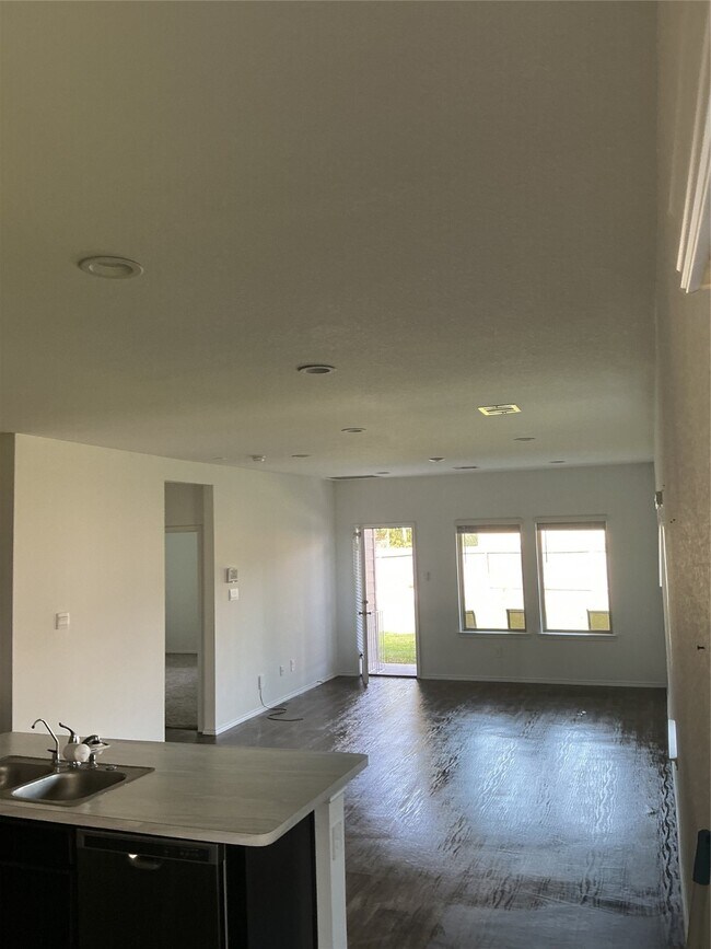 Foto del edificio - 16957 Rich Pines Dr