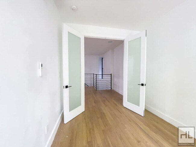 Building Photo - PUTNAM AVENUE / Spacious 2-Bed 1/5 Bath Du...
