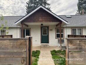 Building Photo - 1860 Rogue River Hwy