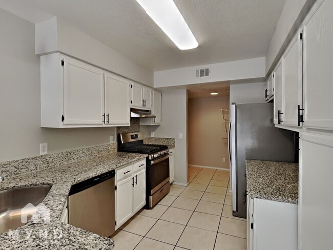 Building Photo - 2835 Floral Peak Dr