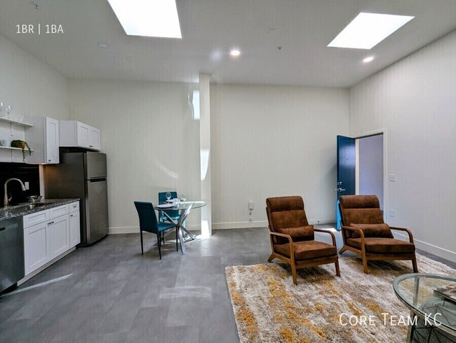 Building Photo - 3100 E Gillham Plaza