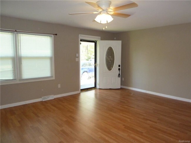 Foto del edificio - 47550 Sugarbush Rd