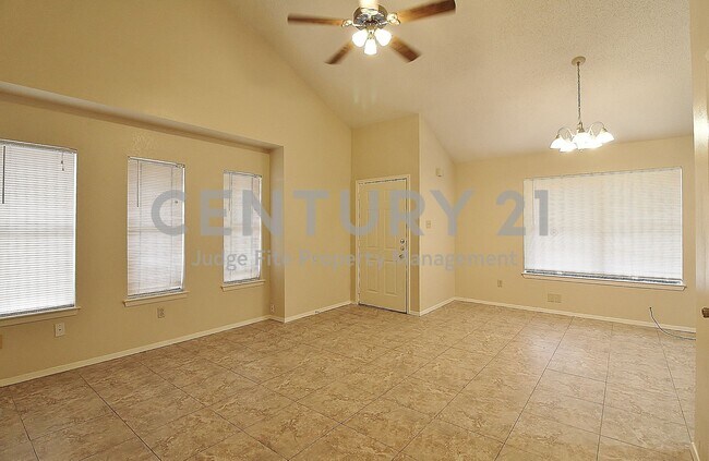 Building Photo - Lovely 2/2 Duplex in Weatherford For Rent!
