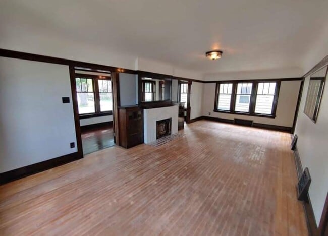 Building Photo - 1130 S 16th St