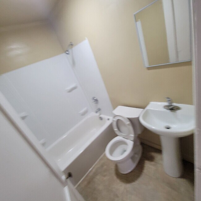 Foto del edificio - 2/1 with garage/workshop combo (has working electricity)