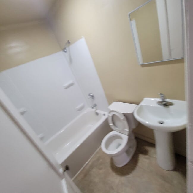 Photo - 2/1 with garage/workshop combo (has working electricity) Apartment