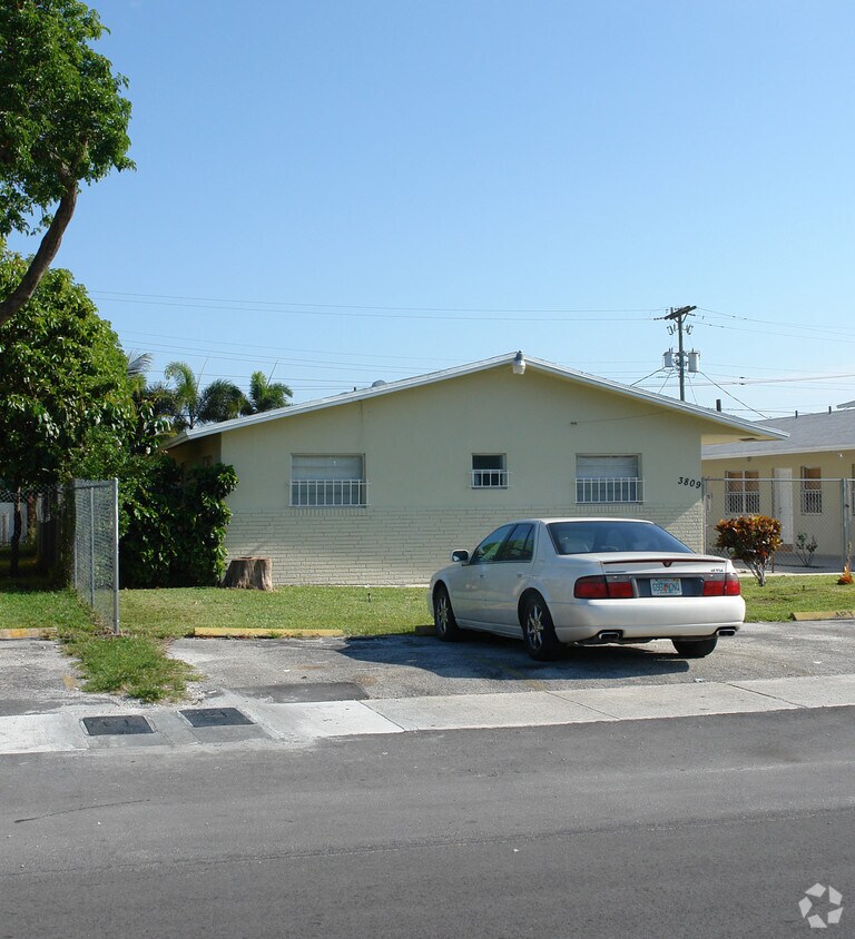 Foto del edificio - 3805-3809 SW 13th Ct