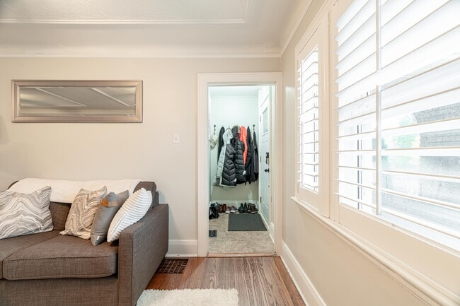 Building Photo - 571 St James St