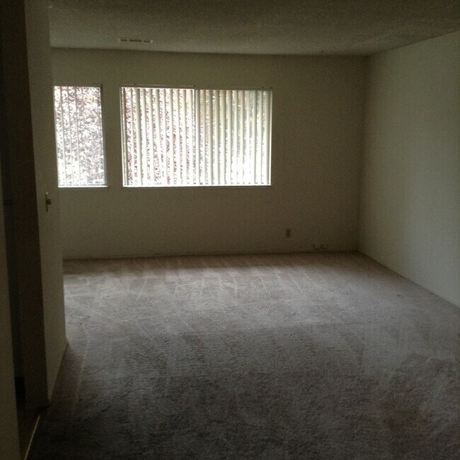 Building Photo - 498 Hollyberry Ct