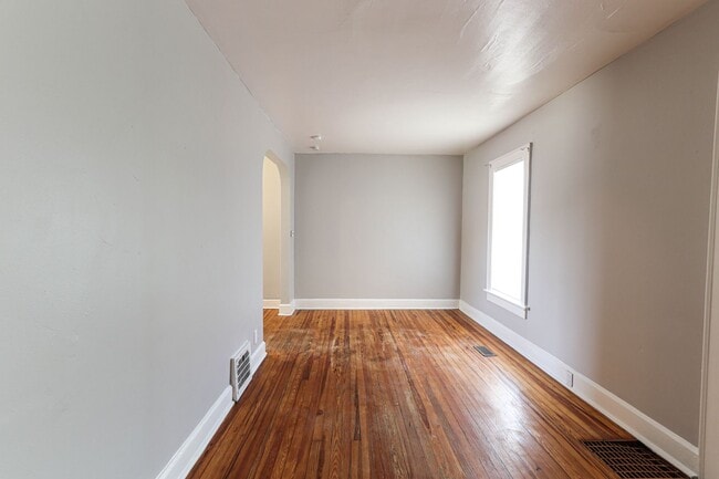 Foto del edificio - Large 1 Bedroom with fenced yard and garage