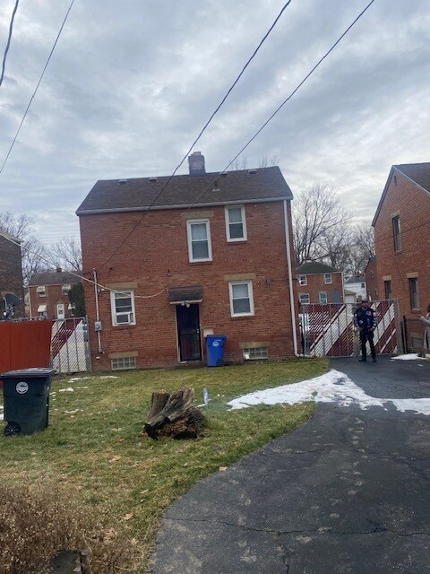 17411 Throckley Ave Cleveland, OH 44128 – photo 5
