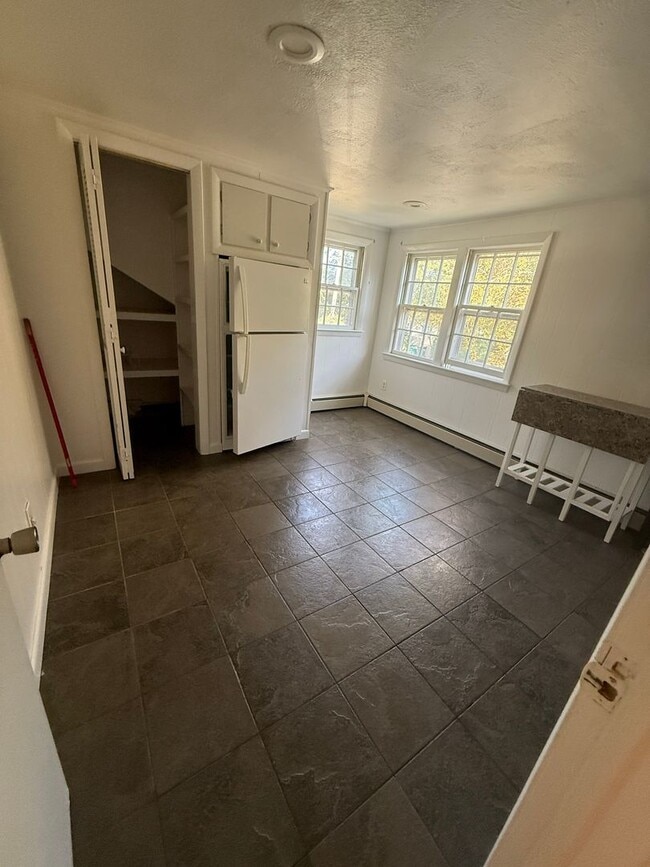 Foto del edificio - A second floor 1 bed/bath unit, in a multi...