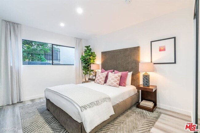 Building Photo - 3 br, 3 bath House - 625 N Kings Rd Apt 2