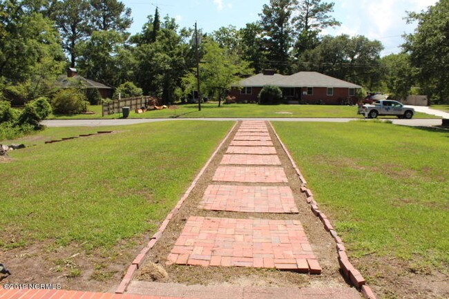 Building Photo - 406 Woodland Dr