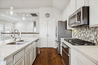 Building Photo - 10604 Centre Glade Dr