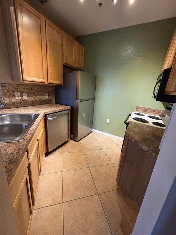 Building Photo - 10106 Courtney Oaks Cir