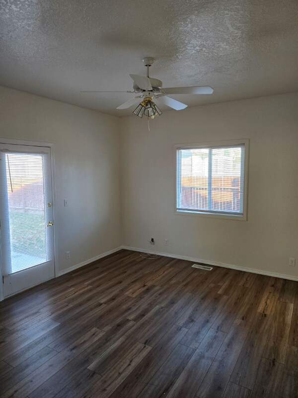 Foto del edificio - 2023 N Glennfield Pl