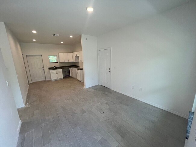 Building Photo - LOCATION LOCATION LOCATION-BRAND NEW 2 BED...