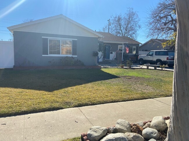 Frente - 914 Oleander St