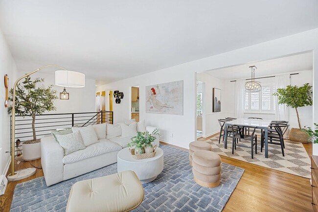 Foto del edificio - Mostly Updated 5BD, 3BA Littleton Home with 2-Car Garage