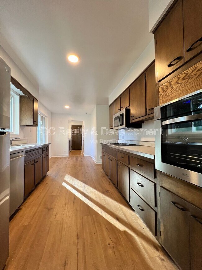 Building Photo - 1409 W 53rd Pl